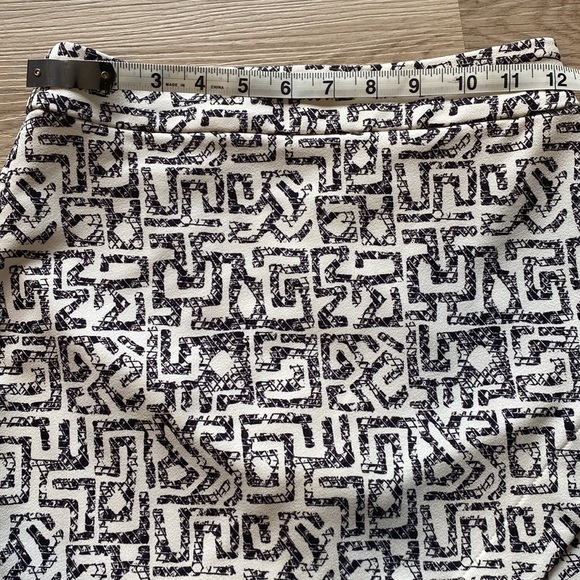 $9 CLEARANCE - Dynamite Skirt - Picture 4 of 10